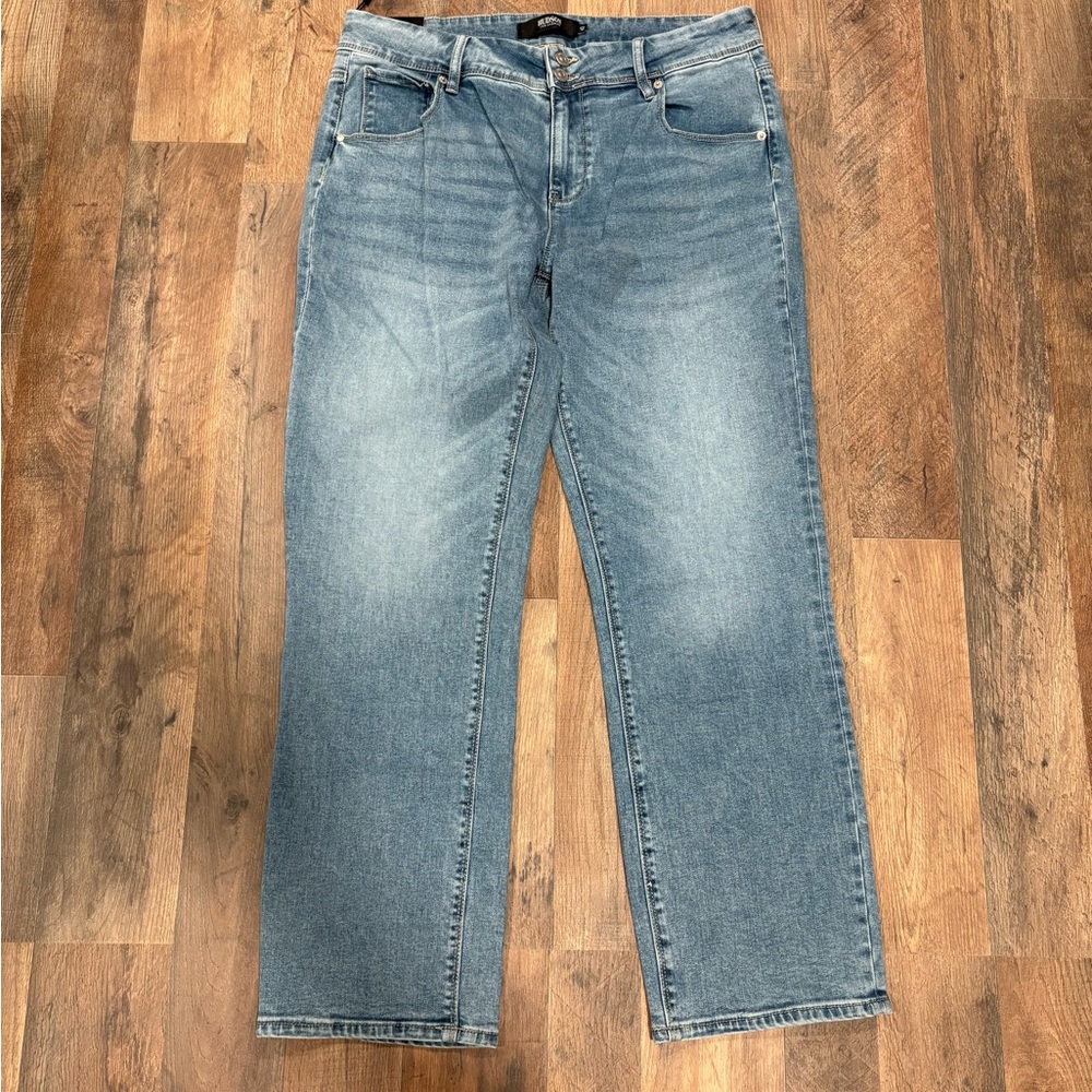 HUDSON Women’s medium wash flap snap pocket blue Jeans size 12/32 inseam 29”